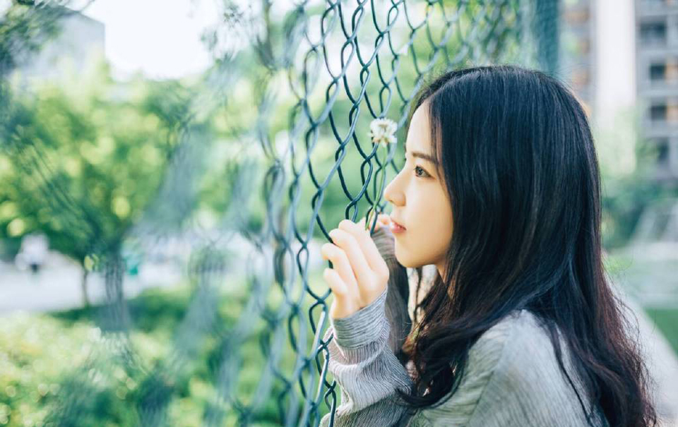 你是我今生渡不过的劫，多看一眼就心软，拥抱一下就沦陷。